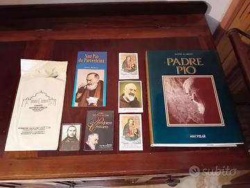 libro e santini di Padre Pio da Pietralcina