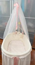Culla di vimini rivestita in organza e merletti