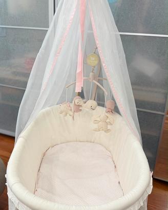 Culla di vimini rivestita in organza e merletti