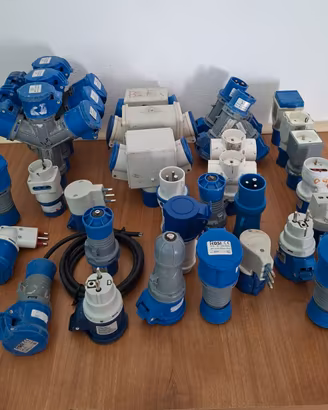 Lotto materiale elettrico Industriale 220 v 34 pez