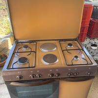 Cucina a gas Indesit con 5 fornelli