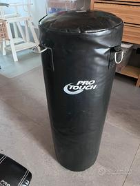 Sacco da boxe con guantoni e gancio