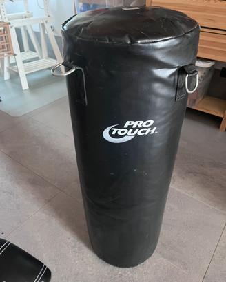 Sacco da boxe con guantoni e gancio