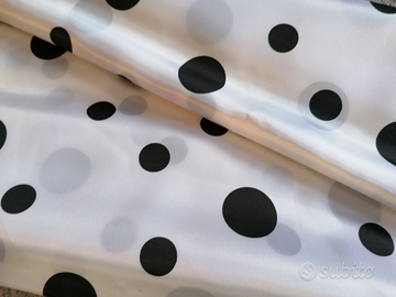 Tessuto raso bianco a pois