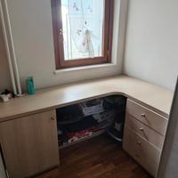 scrivania angolare con cassettiera 