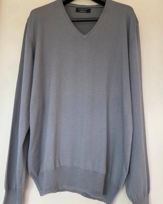 Pullover con scavo a V