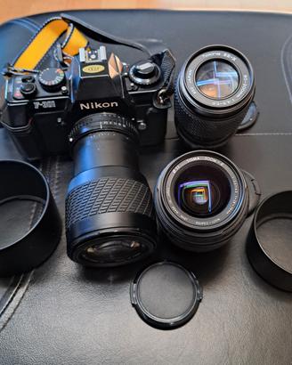 Nikon F-301 con molti accessori