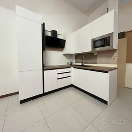 Cucina angolare bianca co elettrodomestici moderna