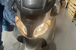 Suzuki burgman 650 grigio