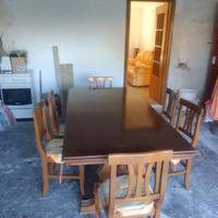 Tavolo con sedie e divani 