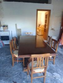 Tavolo con sedie e divani 