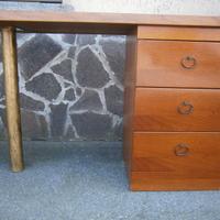 Scrivania in legno massiccio