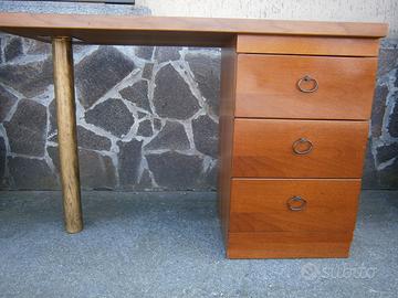 Scrivania in legno massiccio