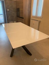 Splendido tavolo in vetro bianco e gambe nere