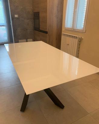 Splendido tavolo in vetro bianco e gambe nere