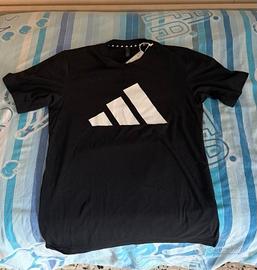 T-shirt/maglietta Adidas nera