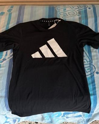 T-shirt/maglietta Adidas nera