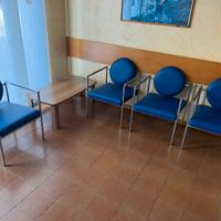 Sala d’attesa sedie e tavolo
