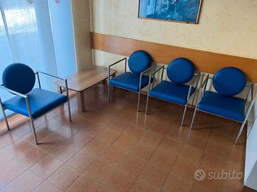Sala d’attesa sedie e tavolo