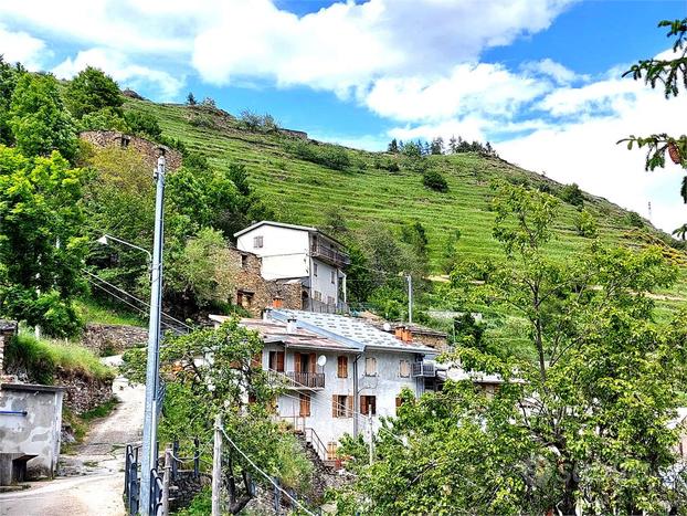 Appartamento con terreno in borgata alpina