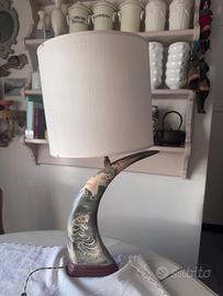 Lampada in corno di bufalo intagliato con tigre e