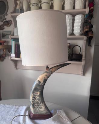 Lampada in corno di bufalo intagliato con tigre e