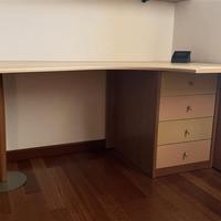 Scrivania con cassettiera e mensole
