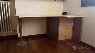 Scrivania con cassettiera e mensole