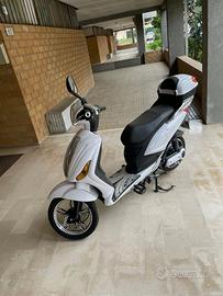 Scooter Z-tech con pedalata assistita