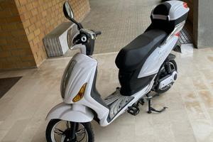 Scooter Z-tech con pedalata assistita