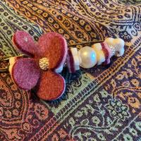 spilla in feltro di lana e inserti perle e strass