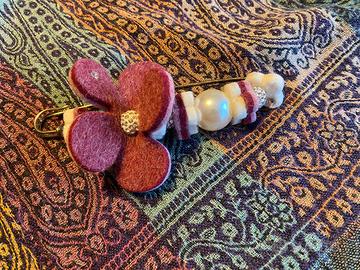 spilla in feltro di lana e inserti perle e strass