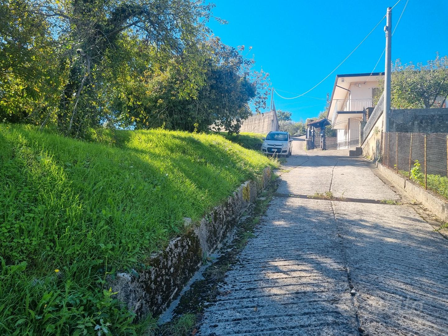 Terreno di mq. 4.104 di cui mq. 2.974 edificabili - Vista 3