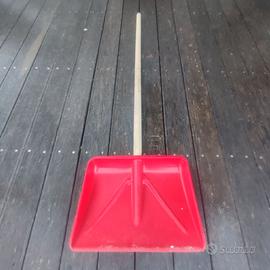 Pala grande da neve e/o fogliame e piccoli stralci