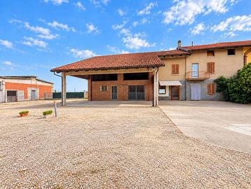 Rustico / Casale di 49525 m² con 5 locali e box au