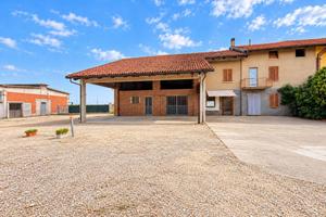 Rustico / Casale di 49525 m² con 5 locali e box au