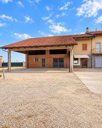 Rustico / Casale di 49525 m² con 5 locali e box au