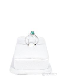 Anello con smeraldo e diamanti