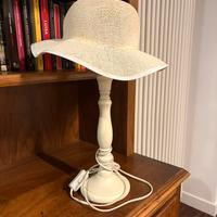 Lampada con cappello paralume