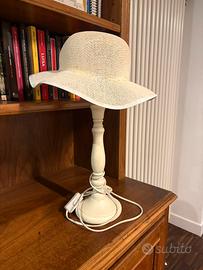 Lampada con cappello paralume