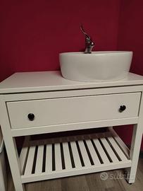 Lavandino con mobile e ripiani