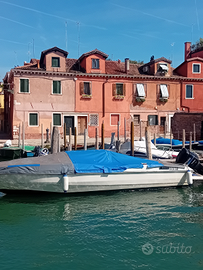 Barca a motore semicabinata