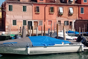 Barca a motore semicabinata