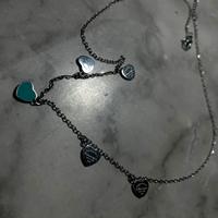 Collana con i cuoricini azzura elegante