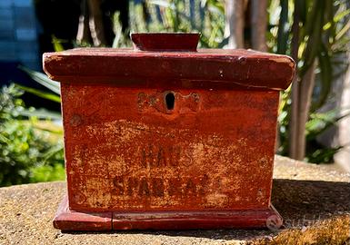 Antico salvadanaio in legno .