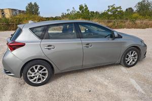 Toyota Auris Hybrid con pacco batterie seminuovo