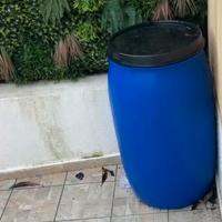 Bidone in plastica con coperchio 200L