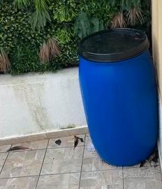 Bidone in plastica con coperchio 200L