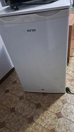 Frigo piccolo con scompartimento freezer