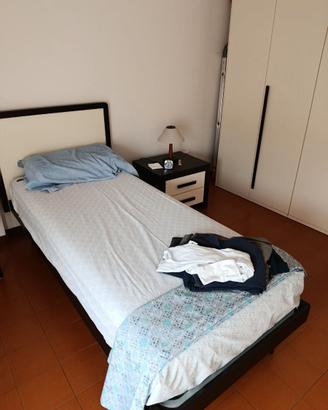 Letto singolo più comodino